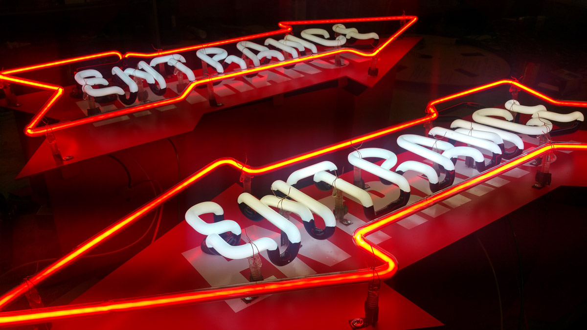 NEON-ON-CUSTOM-CHASSIS-DIRECTIONAL-SIGN